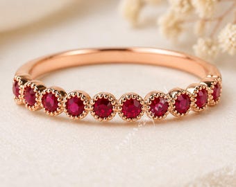 Demi-anneau d'éternité rubis, anneau de rubis en or rose, délicat anneau de rubis rond, bague empilable minimaliste, cadeau d'anniversaire pour elle
