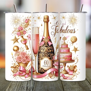 以下が含まれることがあります： シャンパンボトル、ピンクのシャンパンのグラス、ケーキ、フラワーアレンジメントが描かれた、金とピンクのデザインの白いタンブラー。タンブラーには「60 and Fabulous」の文字が表示されています。デザインには金の星とリボンが含まれています。
