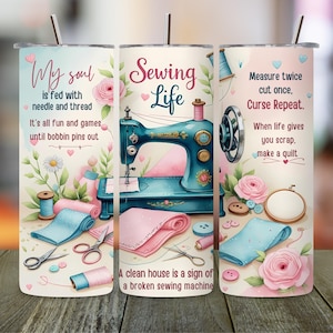 Könnte beinhalten: Ein Becher mit Näh-Motiv, mit einer türkisfarbenen Nähmaschine, rosa Rosen und Nähutensilien. Der Text enthält "Sewing Life" und inspirierende Zitate über das Nähen. Das Design ist im Aquarellstil gehalten.