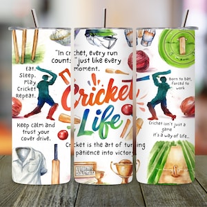 Pode incluir: Um copo branco com tema de críquete. O design inclui ilustrações de equipamentos de críquete, jogadores e o texto "Cricket Life". O copo tem uma palhinha e uma tampa prateadas.