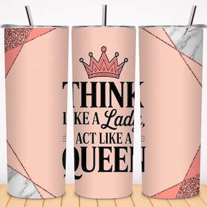 Op de afbeelding: Een roze beker met een zilveren rietje en deksel. De beker heeft een kroongrafiek en de tekst "THINK LIKE A Lady, ACT LIKE A QUEEN". Geometrische patronen in roze en roségoud sieren de beker.