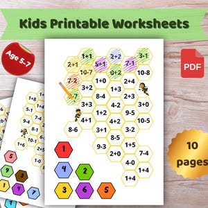 Op de afbeelding: Printbare werkbladen voor kinderen van 5-7 jaar, met wiskundeproblemen in een honingraatontwerp. Bevat een potlood, bijenillustraties en de tekst "Kids Printable Worksheets". De werkbladen zijn in PDF-formaat en bevatten 10 pagina's.