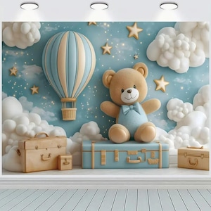 Puede incluir: Un telón de fondo caprichoso para la guardería con un globo aerostático azul claro y beige, un oso de peluche con una pajarita azul y detalles de estrellas doradas sobre un fondo azul cielo con nubes blancas esponjosas. Incluye maletas de estilo vintage.