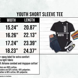 Puede incluir: Camiseta negra de manga corta para j&oacute;venes con tabla de tallas. Tallas de la S a la XL, con anchos de 38,7 cm a 46,3 cm y largos de 53 cm a 61,9 cm. Con etiqueta desprendible, tejido extra ligero y 100% algod&oacute;n Airlume peinado.