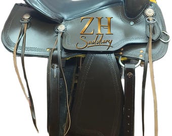 Silla de montar para caballos de carreras de barriles occidentales de cuero marrón labrado a mano, asiento suave y acolchado negro con juego de aparejos a juego