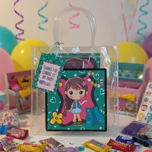 K&ouml;nnte beinhalten: Transparente Party-Geschenkt&uuml;te mit einem Cartoon-M&auml;dchen-Design. Die Tasche hat ein Etikett mit der Aufschrift "Danke, dass du zu meiner Party gekommen bist Olivia". Das Bild enth&auml;lt bunte Luftballons, S&uuml;&szlig;igkeiten und Partygeschenke.
