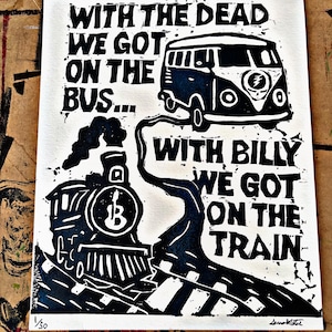 Może przedstawiać: Czarno-biały nadruk przedstawiający autobus i pociąg z napisami "WITH THE DEAD WE GOT ON THE BUS..." i "WITH BILLY WE GOT ON THE TRAIN". Numerowany 1/50.