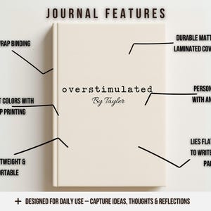 Może przedstawiać: Kremowy notatnik z napisem "overstimulated" i "By Tayler" na okładce. Zawiera oprawę kaszerowaną, trwałą matową laminowaną okładkę i możliwość personalizacji. Przeznaczony do codziennego użytku.