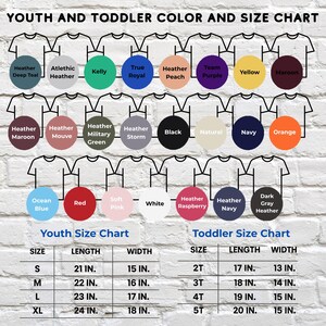 Puede incluir: Una tabla de colores y tallas para camisetas juveniles y para ni&ntilde;os peque&ntilde;os. La tabla muestra varios colores de camisetas, incluyendo Heather Deep Teal, Kelly y True Royal. Tambi&eacute;n se incluyen tablas de tallas para j&oacute;venes y ni&ntilde;os peque&ntilde;os.