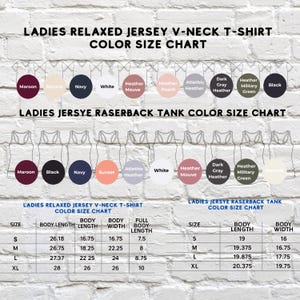 Puede incluir: Una tabla de colores y tallas para camisetas de cuello en V de punto de jersey relajado y camisetas sin mangas con espalda nadadora para mujer. La tabla incluye muestras de color y medidas en cm para la longitud del cuerpo, el ancho y la longitud total del cuerpo.
