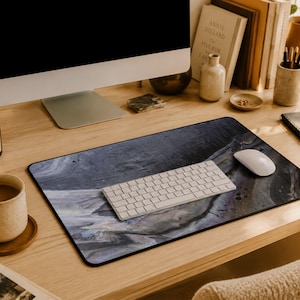 Alfombrilla de escritorio abstracta y sombría, bloc de oficina gótico, espacio de trabajo de estilo academia oscura, colección Moonshadow.