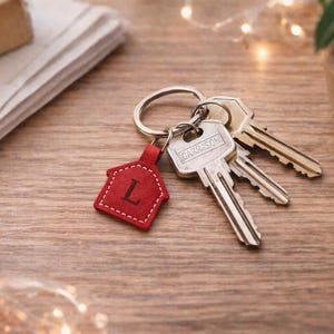 Op de afbeelding: Een witte keramische mok met een zwart handvat en de tekst "But First, Coffee" in een zwarte, handgeschreven lettertype. De mok staat op een wit oppervlak.