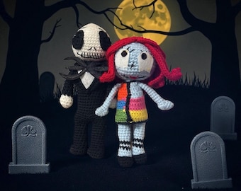Peut inclure: Poupées crochetées de Jack Skellington et Sally de L'Étrange Noël de Monsieur Jack, devant une pleine lune et des pierres tombales. Jack porte un costume noir et une tête de crâne blanche. Sally porte une robe patchwork et des cheveux roux.
