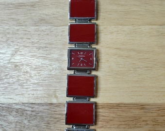 Reloj Fossil F2 ES-1618 vintage para mujer, esfera cuadrada roja, en funcionamiento, con brazalete plateado.