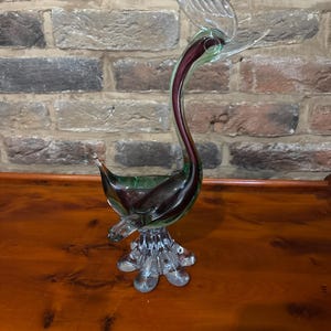 Rode en groene Murano-zwaan
