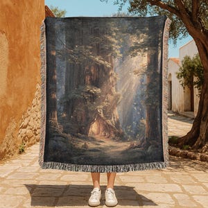 Coperta tessuta in 100% cotone con motivo bosco luminoso, coperta con fascio di luce della foresta, arazzo con paesaggio di alberi scuri, regalo decorativo rilassante ispirato alla natura per una baita accogliente.