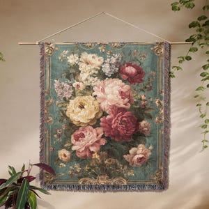 K&ouml;nnte beinhalten: Ein floraler Wandteppich mit einem Bouquet aus rosa, roten und gelben Blumen auf t&uuml;rkisfarbenem Hintergrund. Der Wandteppich hat einen dekorativen Rand und Fransen.