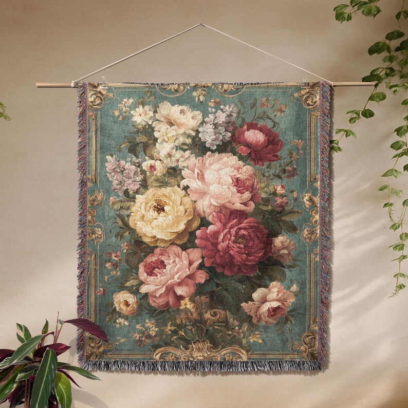 K&ouml;nnte beinhalten: Ein floraler Wandteppich mit einem Bouquet aus rosa, roten und gelben Blumen auf t&uuml;rkisfarbenem Hintergrund. Der Wandteppich hat einen dekorativen Rand und Fransen.