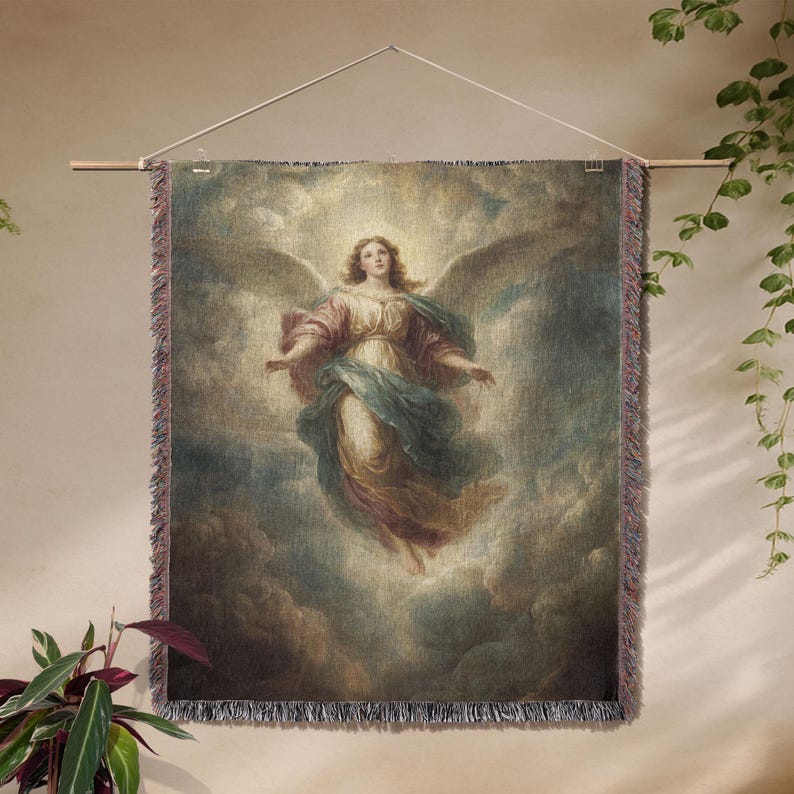 K&ouml;nnte beinhalten: Ein gewebtes Wandbehang mit einem klassischen Gem&auml;lde eines Engels mit ausgebreiteten Fl&uuml;geln vor einem bew&ouml;lkten Himmel. Der Engel tr&auml;gt flie&szlig;ende Gew&auml;nder in Rosa, Blau und Gold. Der Wandbehang wird an einer Holzstange aufgeh&auml;ngt.