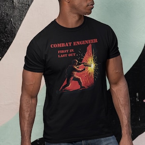 T-shirt First In Last Out, soldaat met lading en vonken, tactisch grafisch T-shirt, militair shirt gevechtsingenieur, cadeau voor veteranen
