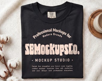 Mockup gevouwen T-shirt: comfortkleuren 1717 zwart plat liggend shirtmodel, gezellige lifestyle-esthetiek.