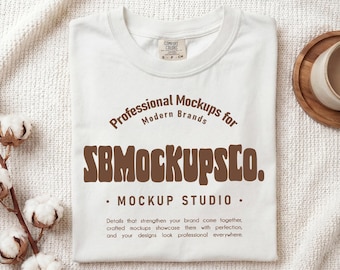 Mockup gevouwen T-shirt: comfortkleuren 1717 wit plat liggend shirtmodel, gezellige lifestyle-esthetiek.