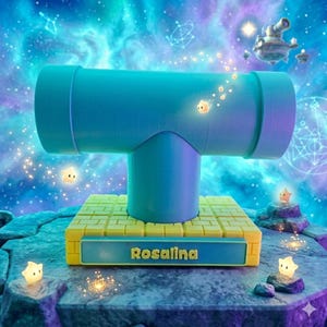 Op de afbeelding: Een turquoise, T-vormige structuur met een geel en groene basis, met het label "Rosalina". De scène speelt zich af tegen een kosmische achtergrond met zwevende sterren en een hemels thema. Het ontwerp doet denken aan een videogame.