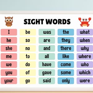 Puede incluir: Un póster educativo enmarcado con las palabras "SIGHT WORDS" en la parte superior. El póster presenta una cuadrícula de palabras de uso frecuente en varios colores, con ilustraciones de búhos y cangrejos. Ideal para la educación infantil.