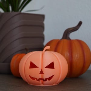 Lampion z dyni | Dekoracje na Halloween | Dynia świecąca w ciemności – upiorna jesienna dekoracja domu, wyjątkowa świecąca dynia.