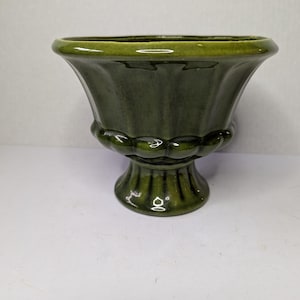 VTG Haeger MCM Avokado Grön Glaserad Keramik Piedestal Planter Urna Ribbad