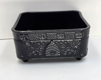 Caja de dulces vintage Tiara Indiana Glass Black Onyx Honey Bee (solo la base) con patas de clavija.