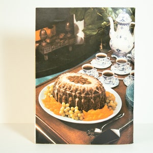 Vintage Book Of Delectable Desserts Good Housekeeping Cookbook 1958
Fabulous Desserts With Step-by-Step Directions.
Some Recipes For Weight Watchers.
The booklet measures 8 1/2 by 6 inches.
Good condition, slight signs of wear and use; NO Stains.
Clean white pages.