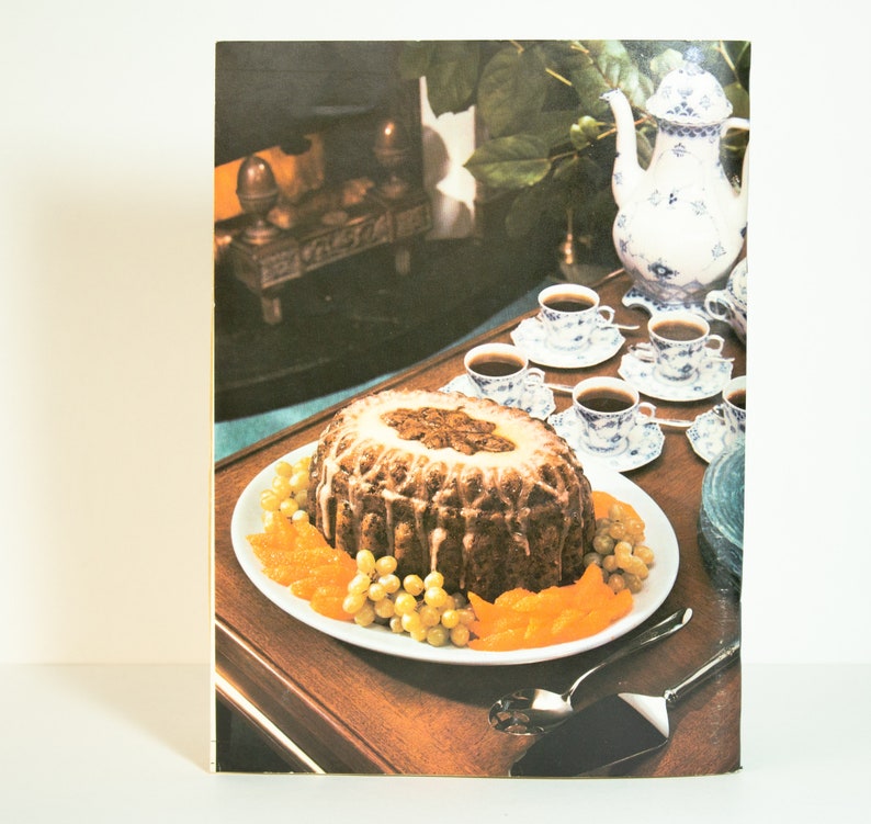 Vintage Book Of Delectable Desserts Good Housekeeping Cookbook 1958
Fabulous Desserts With Step-by-Step Directions.
Some Recipes For Weight Watchers.
The booklet measures 8 1/2 by 6 inches.
Good condition, slight signs of wear and use; NO Stains.
Clean white pages.