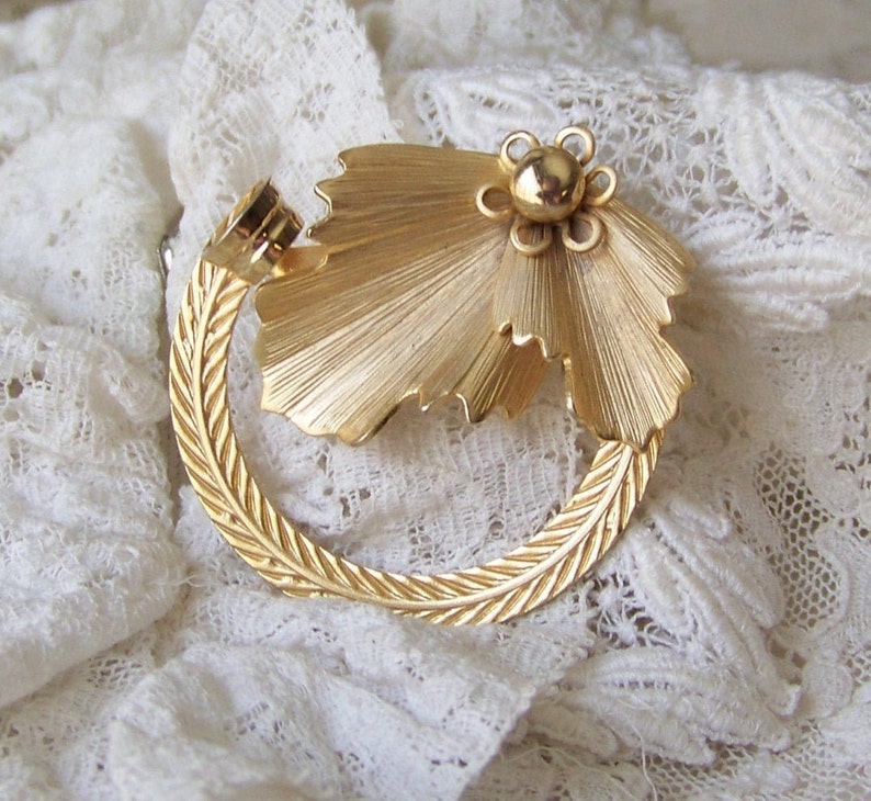 Vintage Gold Tone Wreath Brooch Circle Pin Ladies Costume Jewelry
