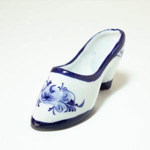 Zapato miniatura vintage de porcelana azul y blanca de Portugal