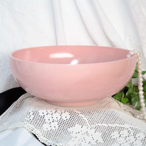 Ciotola da portata rosa vintage di metà secolo