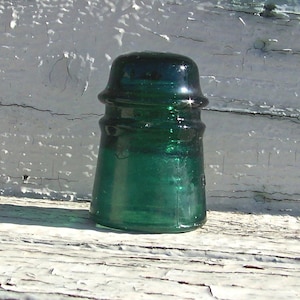 Vintage Brookfield Insulator No 11  New York Green Glass 1920s