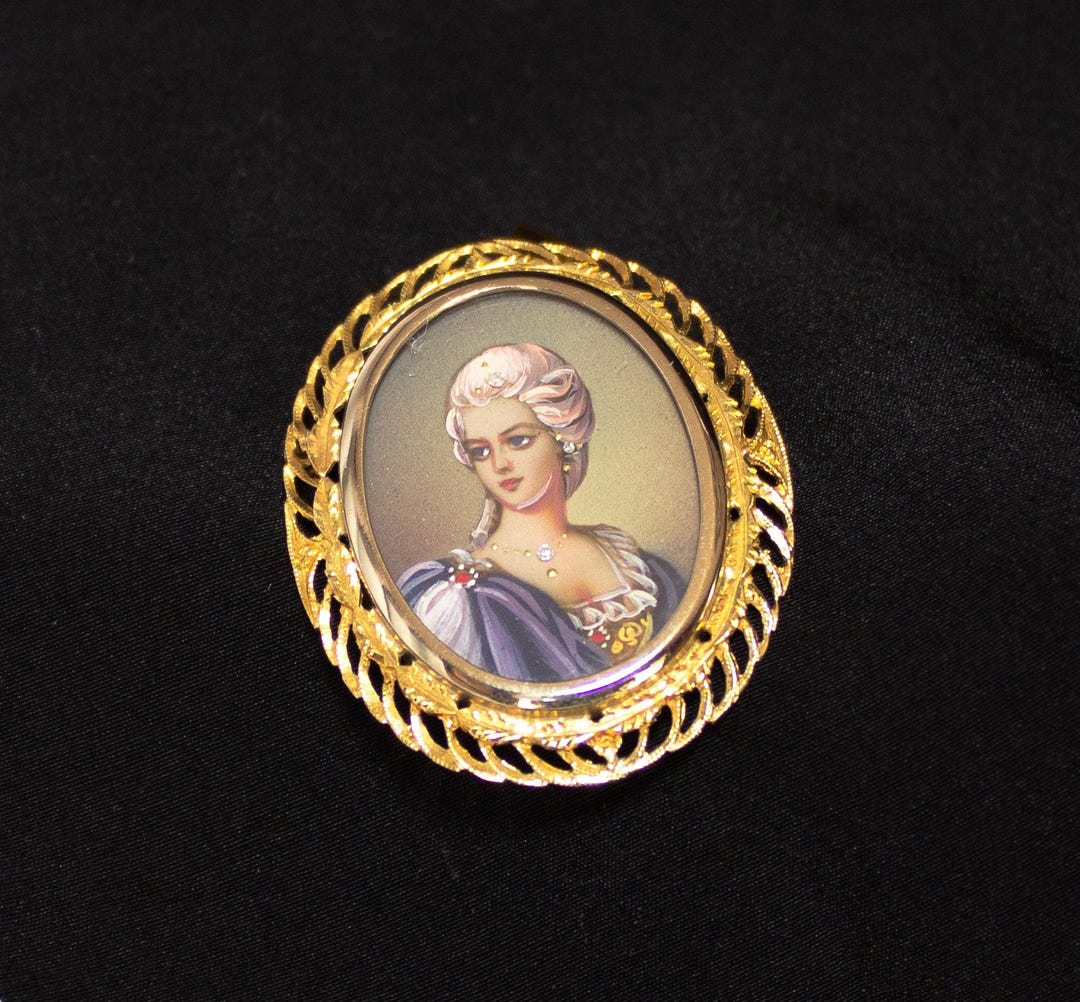 Broche portrait de femme vintage en celluloïd