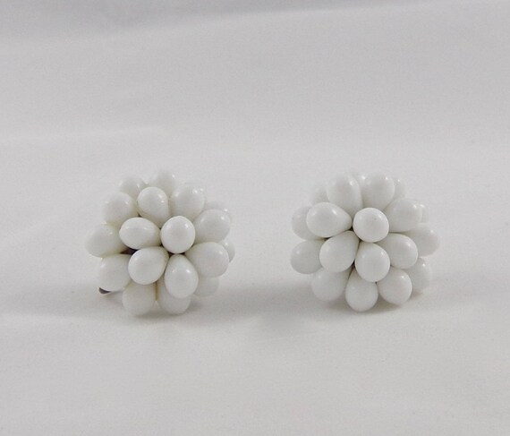1960/'s Earrings Screw Back Earrings 1960/'s Milk Glass Earrings Vintage White Earrings White Beaded Earrings
