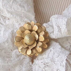 Broche vintage de flor de oro de 12 quilates con pétalos mate y pulidos.