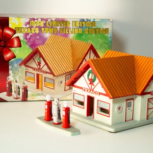 Texaco town filling station christmas