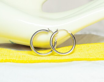 14Kt White Gold Hoop Earrings 7/8 Inch Diameter Latch Lock Closure