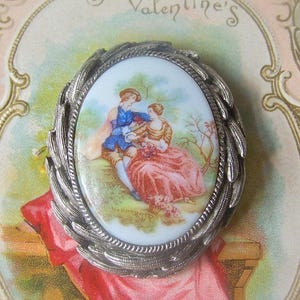 Broche vintage en porcelaine Couple Fragonard