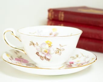 Vintage Royal Schnürsenkel Teetasse mit Untertasse, Hartriegel Blumen