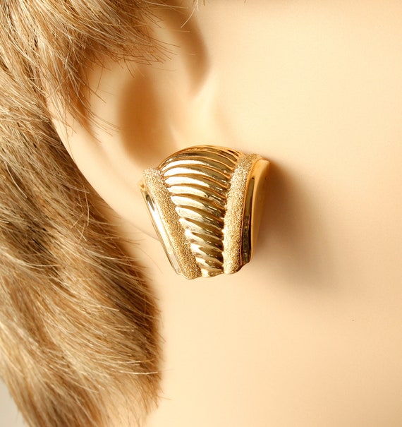 14K Gold Post Earrings Ribbon Design Avant-Garde