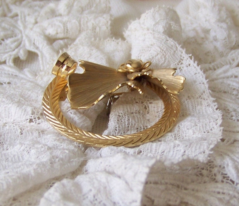 Vintage Gold Tone Wreath Brooch Circle Pin Ladies Costume Jewelry