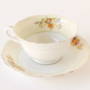 Taza de té y platillo vintage pintados a mano, circa 1940