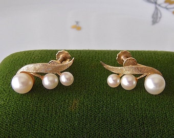 14K Gold Floral Earrings With Graduated Pearls Screw Back