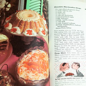 Vintage Book Of Delectable Desserts Good Housekeeping Cookbook 1958
Fabulous Desserts With Step-by-Step Directions.
Some Recipes For Weight Watchers.
The booklet measures 8 1/2 by 6 inches.
Good condition, slight signs of wear and use; NO Stains.
Clean white pages.