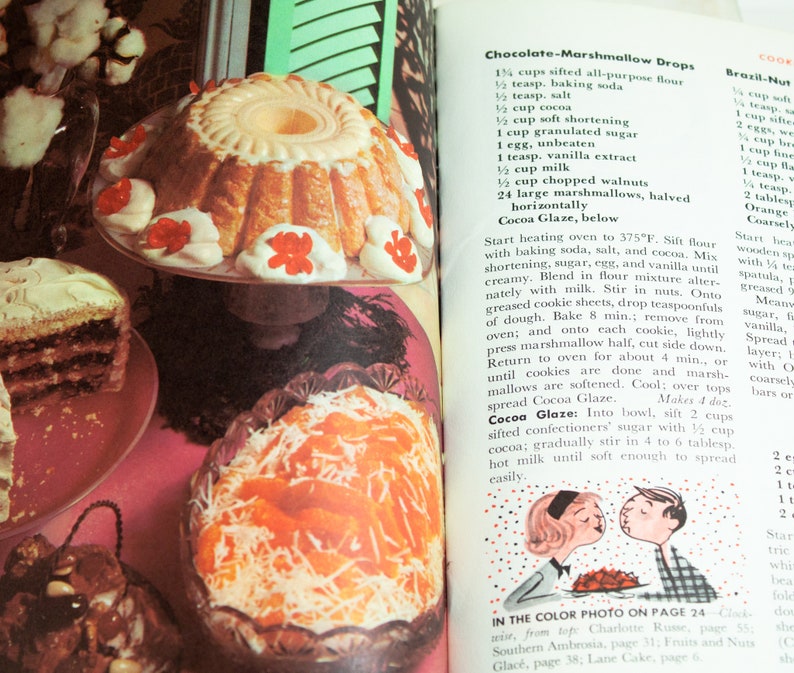 Vintage Book Of Delectable Desserts Good Housekeeping Cookbook 1958
Fabulous Desserts With Step-by-Step Directions.
Some Recipes For Weight Watchers.
The booklet measures 8 1/2 by 6 inches.
Good condition, slight signs of wear and use; NO Stains.
Clean white pages.